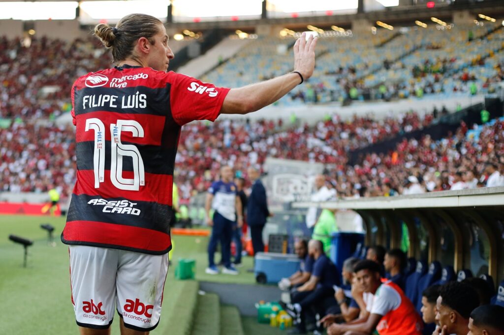 Filipe Luis se despediu do Flamengo no jogo contra o Cuiabá pela penúltima redada do Brasileirão 2023