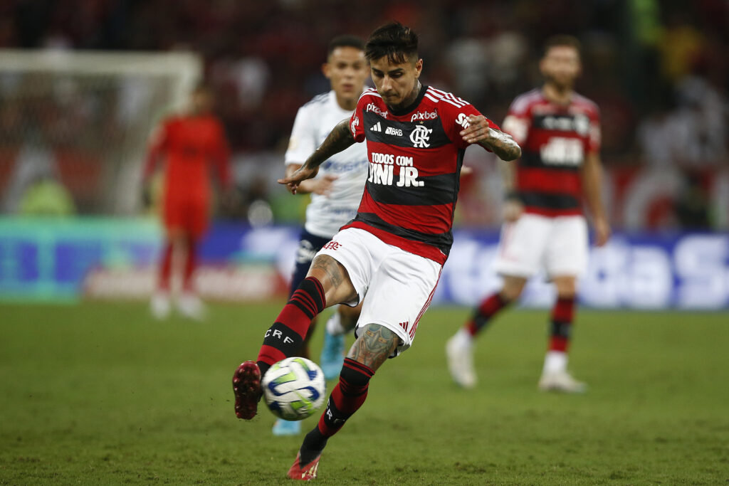 Pulgar em campo com a camisa do Flamengo; chileno volta ao time titular contra o Cuiabá