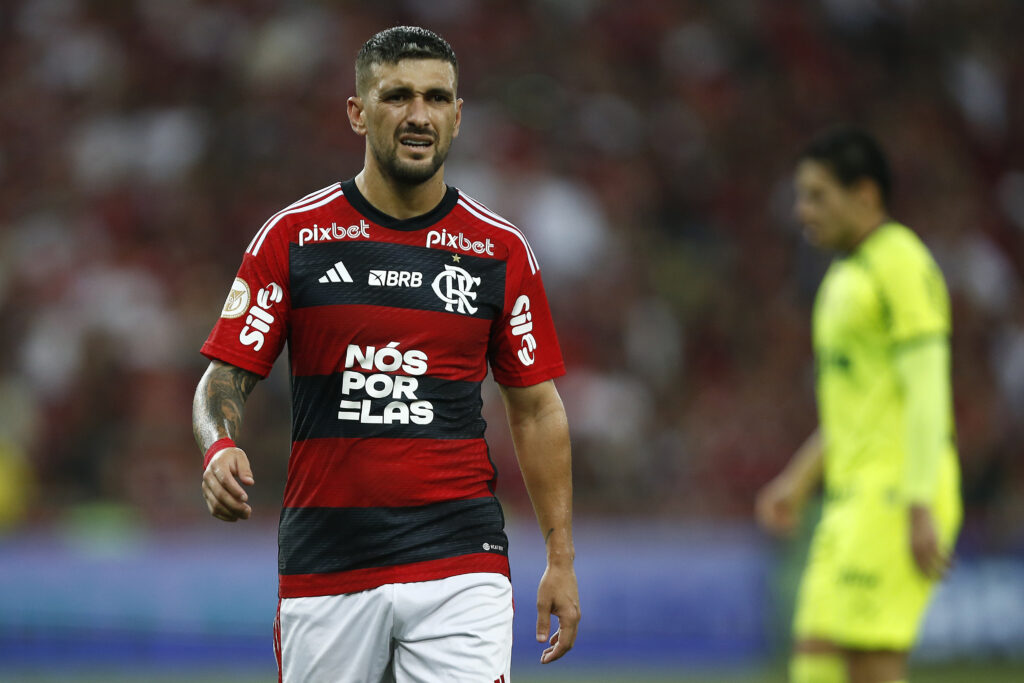 Arrascaeta veste a camisa do Flamengo, com patrocínio da Pixbet; Senado aprovou projeto que taxa as casas de aposta