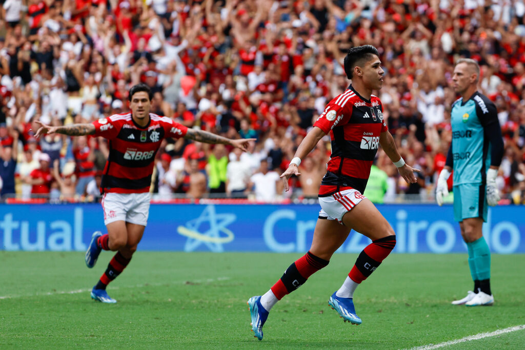 Pedro e Luiz Araújo comemora gol do Flamengo em jogo contra o Cuiabá, pelo Brasileirão