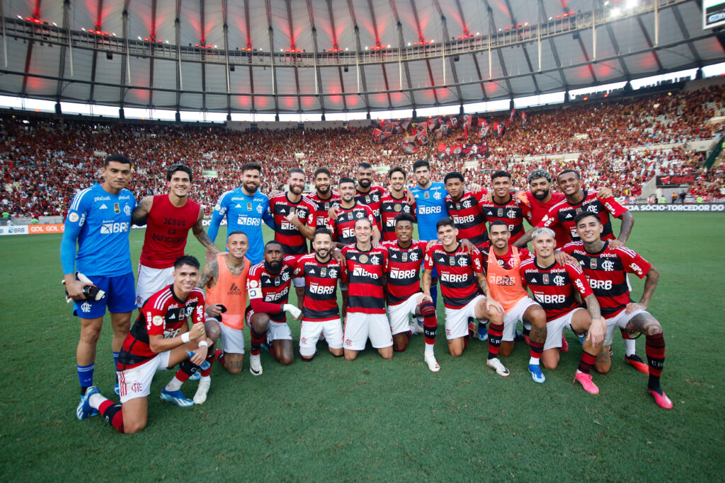 Elenco do Flamengo no Maracanã após vitória sobre o Cuiabá pelo Brasileirão 2023