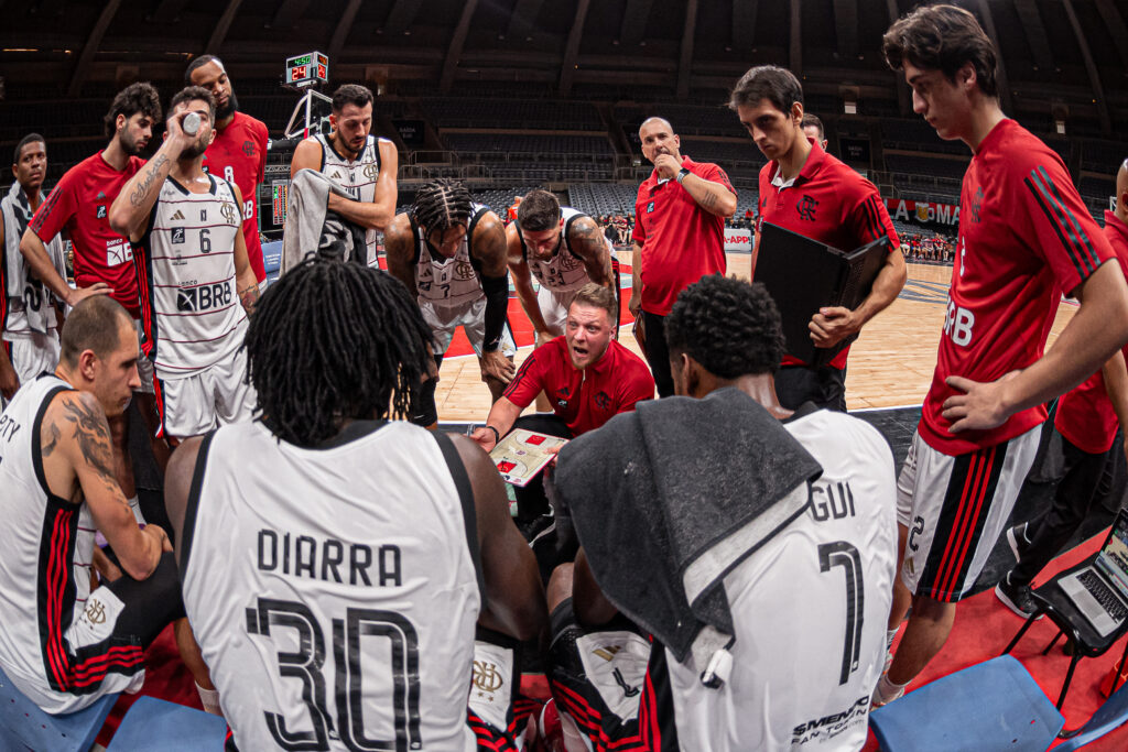 Gustavo De Conti com os jogadores em jogo do Flamengo no NBB