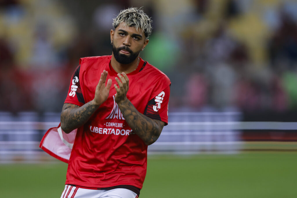 Gabigol em aquecimento em jogo do Flamengo; jornal espanhol indica contratação do atacante ao Barcelona