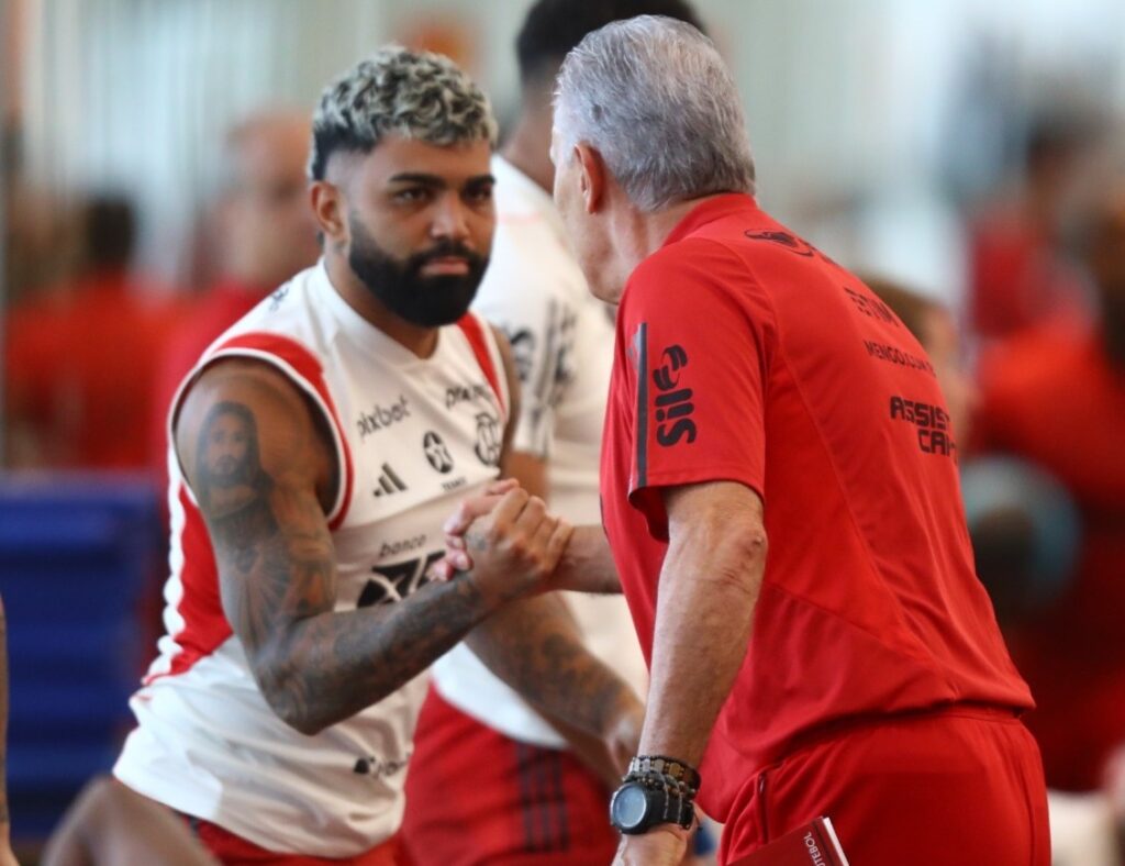 Gabigol cumprimenta Tite na academia do Ninho do Urubu, no Flamengo