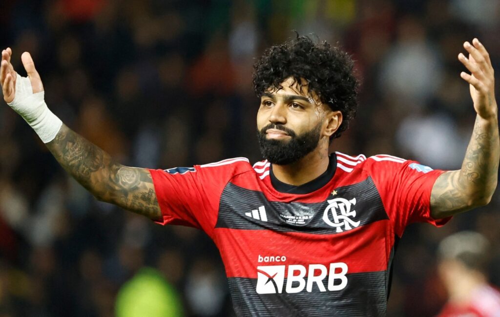 Gabigol de braços abertos durante jogo do Flamengo no início da temporada