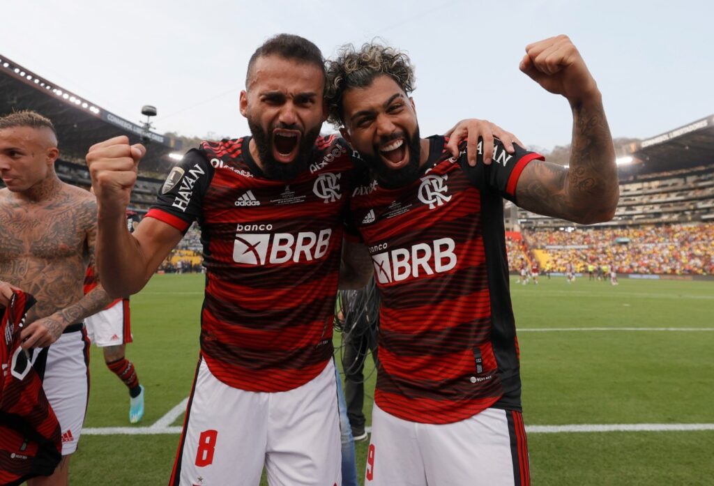 Gabigol e Thiago Maia abraçados comemorando o título do Flamengo na Libertadores 2022