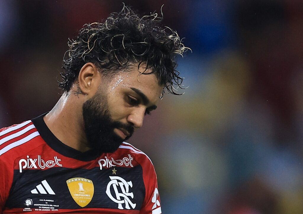 Jogador Gabigol olha para baixo, lamenta e faz cara de poucos amigos durante jogo do Flamengo