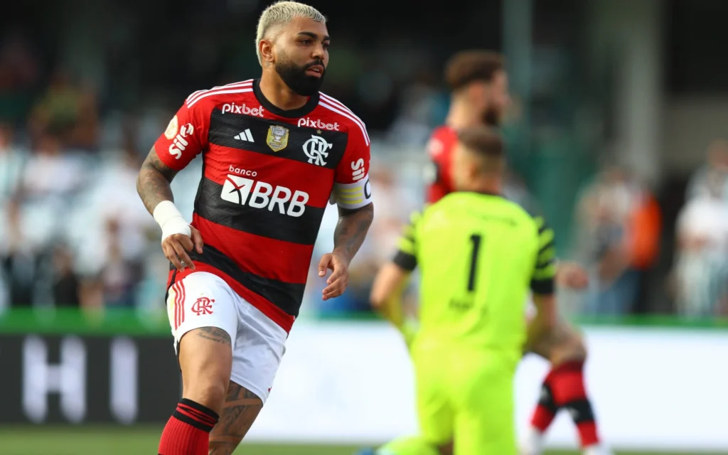 Zico sai em defesa de Gabigol e dá dica para jogador se recuperar no Flamengo