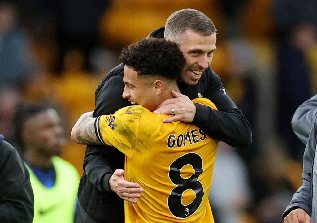 Gary O'Neil abraça João Gomes após vitória do Wolverhampton sobre o Chelsea na Premier League