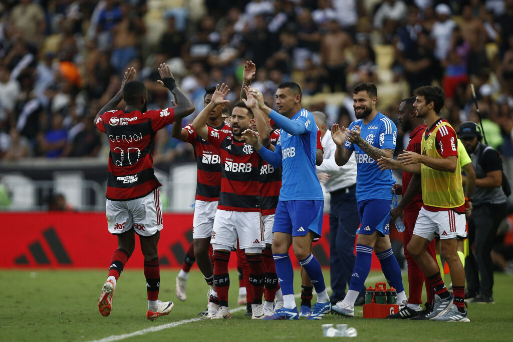Jogadores do Flamengo comemoram gol em jogo do Brasileirão; especialista fez projeção ousada para folha salarial do time