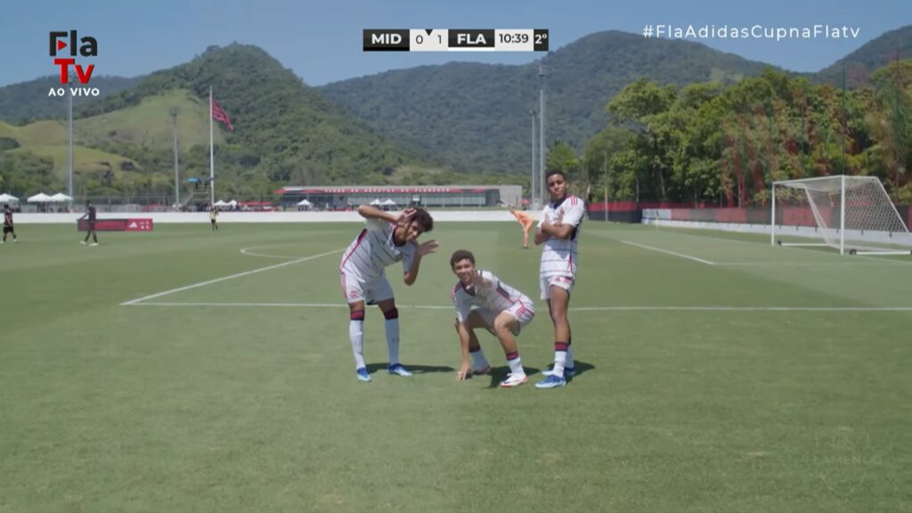 Jovens do Flamengo comemoram gol de Joshua na Adidas Cup