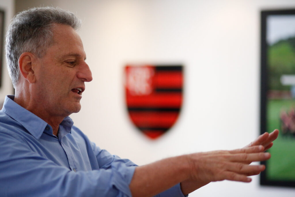 Landim com o escudo do Flamengo desfocado atrás de si: atual presidente quer vender Flamengo sob a desculpa da construção do estádio