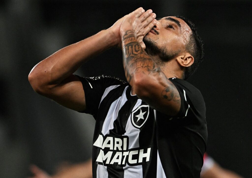 Lateral Rafael, do Botafogo, lamentando lance
