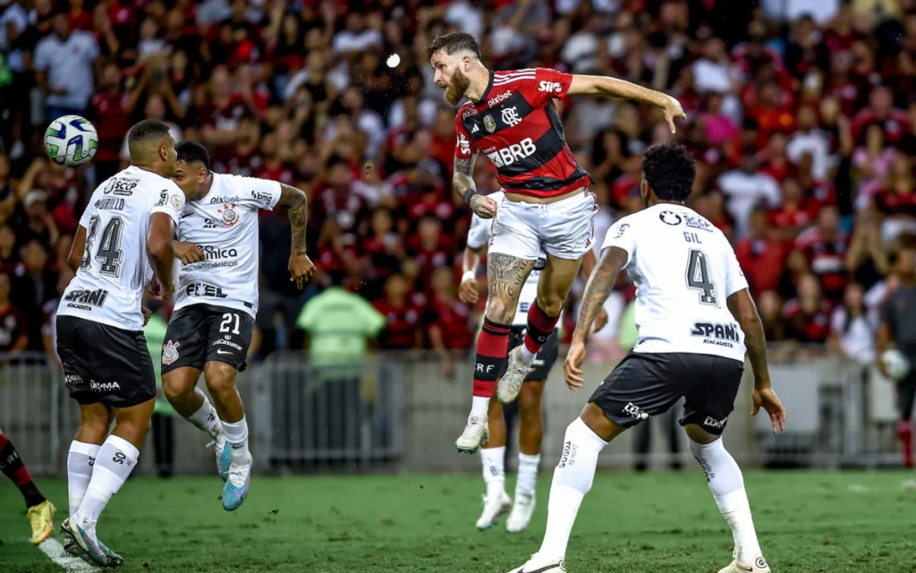 Léo Pereira marca gol de cabeça em Flamengo x Corinthians; Flamengo está entre times mais altos do Brasil e também tem ótimos números no Brasileirão