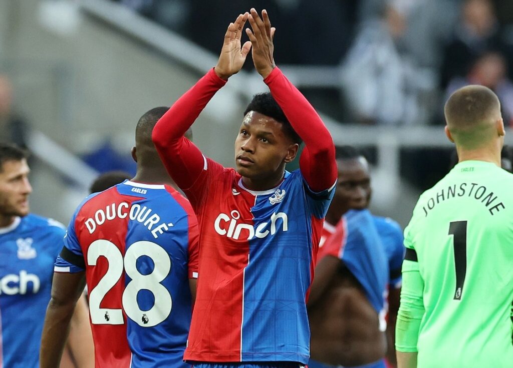 Matheus França aplaude torcedores após jogo do Crystal Palace