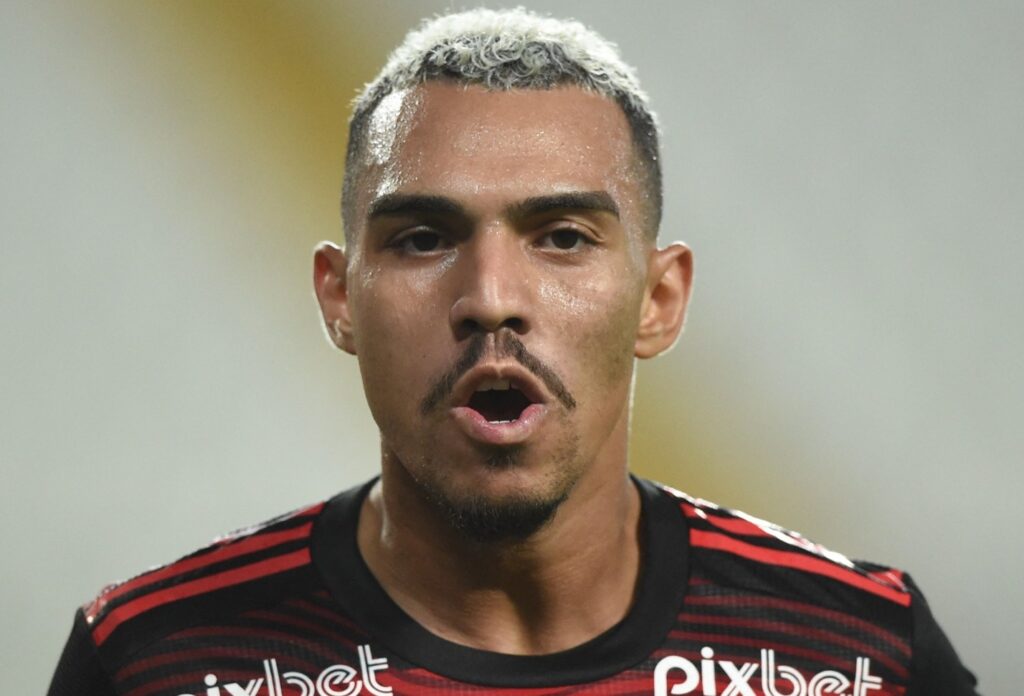 Matheuzinho em campo pelo Flamengo