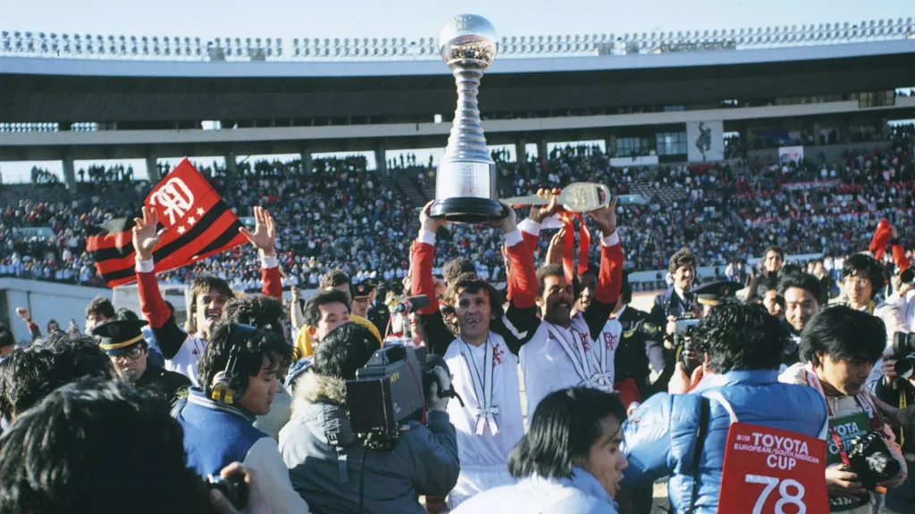 Zico levanta a taça do título Mundial de 1981