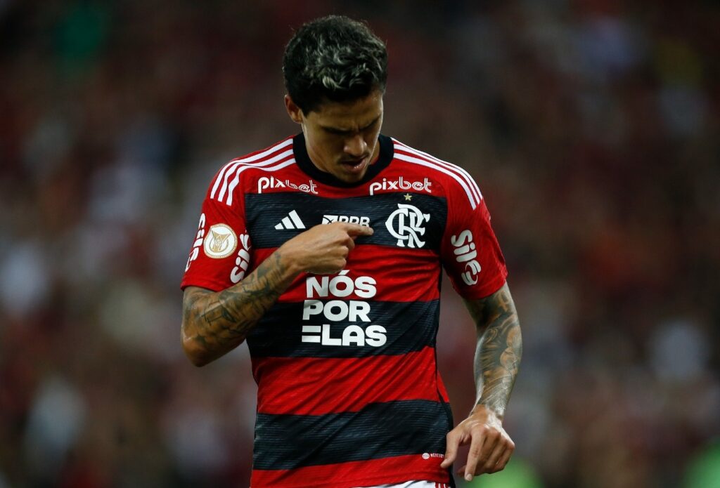Pedro aponta para escudo do Flamengo e comemora gol
