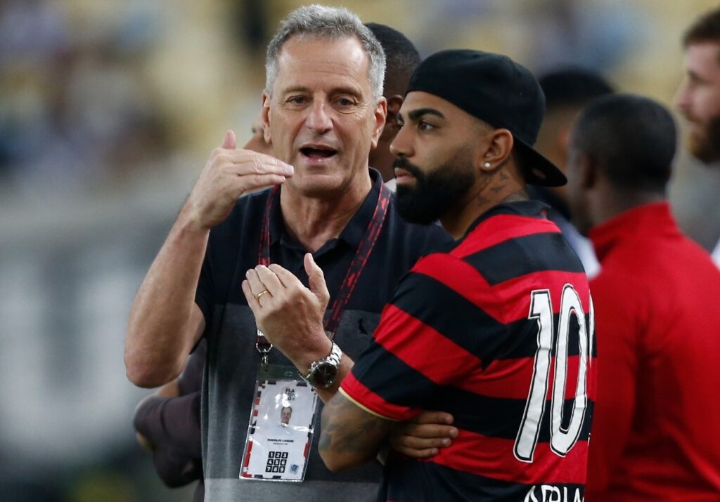Presidente do Flamengo, Rodolfo Landim conversa com Gabigol na beira do campo antes de jogo do Flamengo