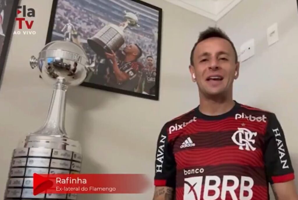 Rafinha manda recado para Filipe Luís usando camisa do Flamengo