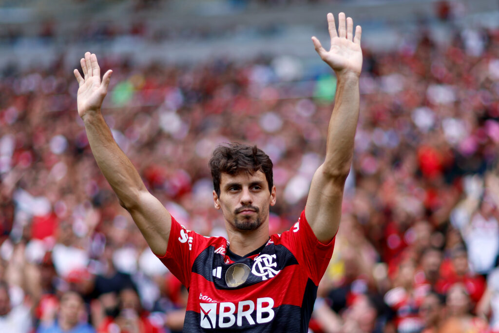 Com patch especial na camisa, Rodrigo Caio agradece apoio da torcida do Flamengo em jogo com o Cuiabá