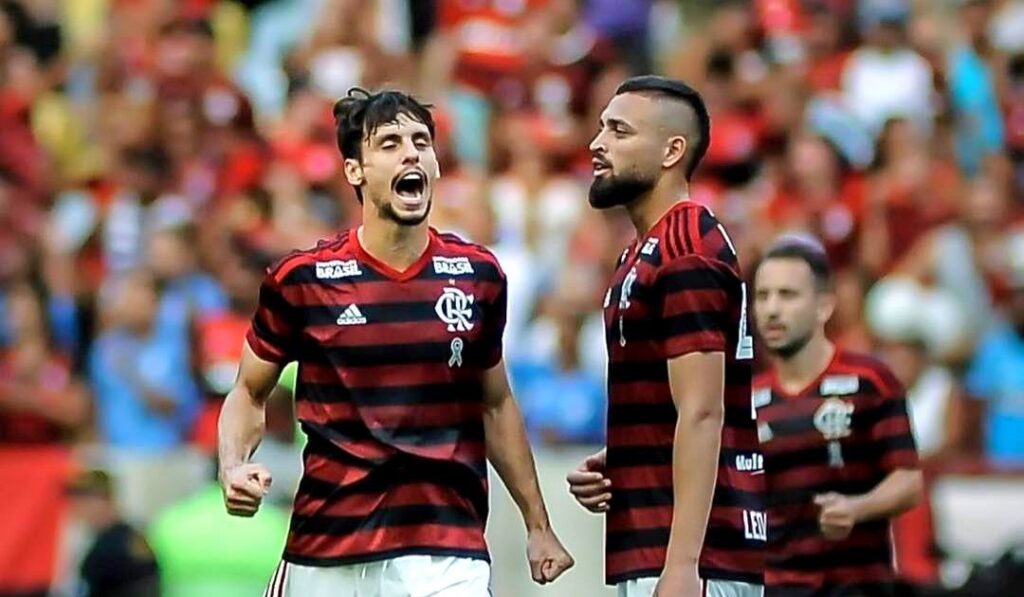 Léo Duarte e Rodrigo Caio em jogo do Flamengo; Garoto do Ninho está na mira do Vasco para 2024