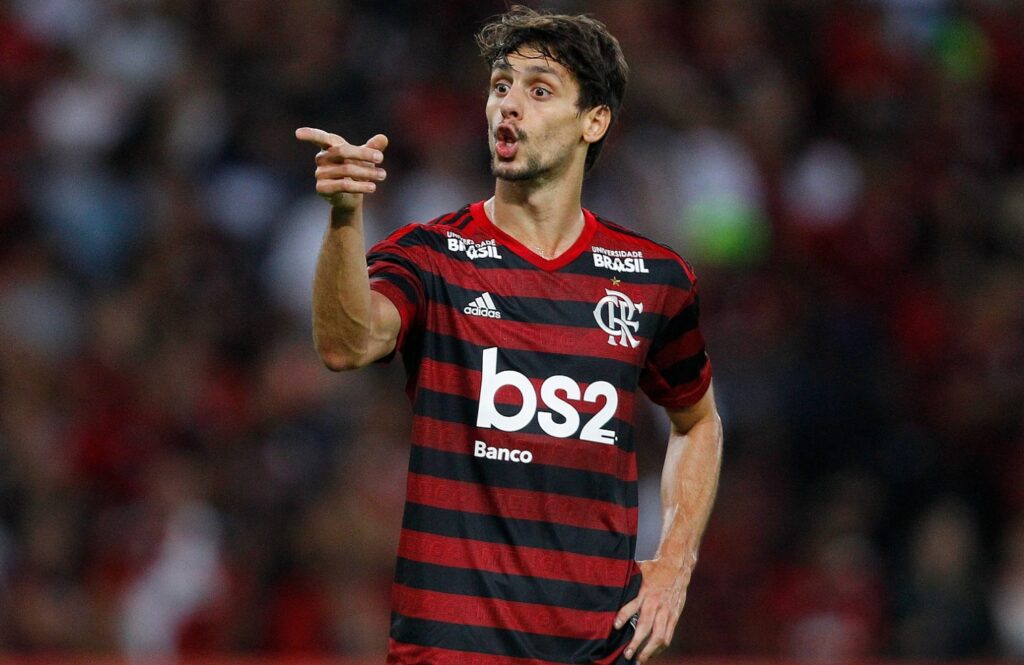 Rodrigo Caio aponta e dá instrução em campo com a camisa do Flamengo