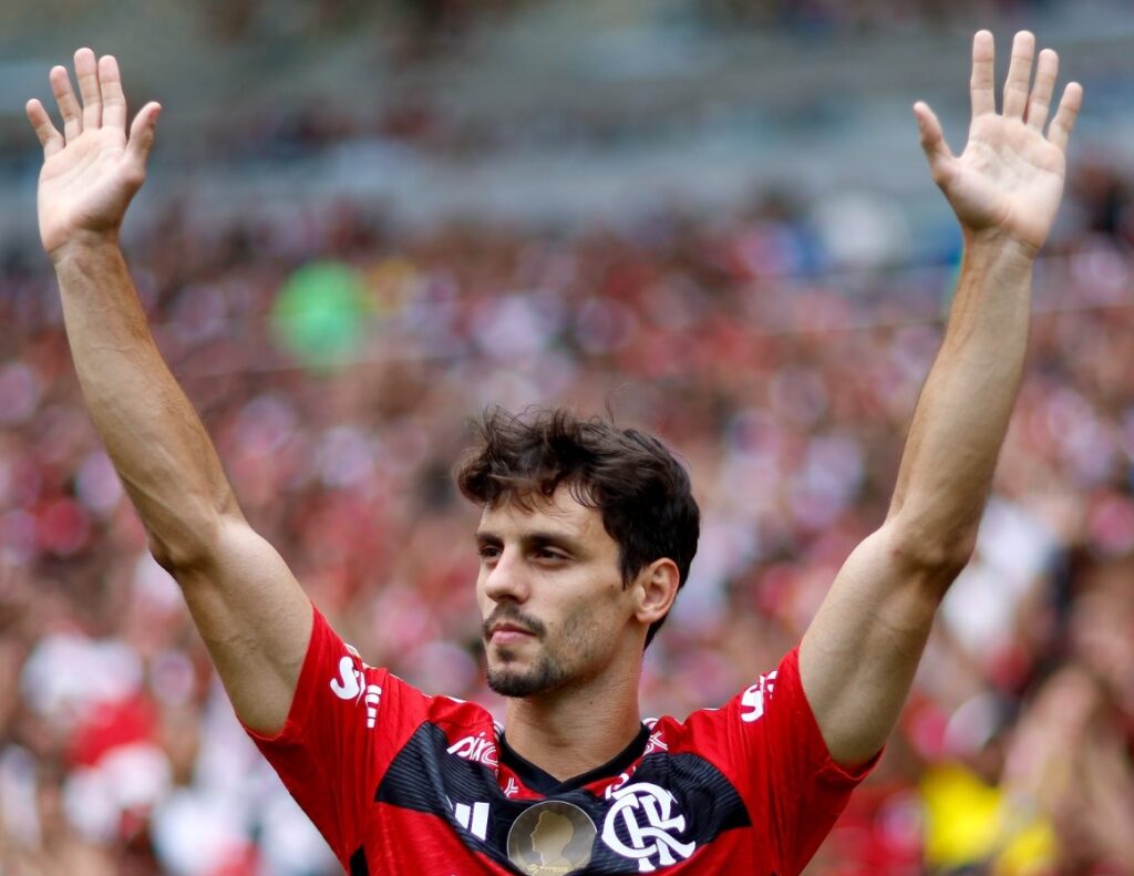 Rodrigo Caio ergue os braços e se despede da Nação no Maracanã lotado