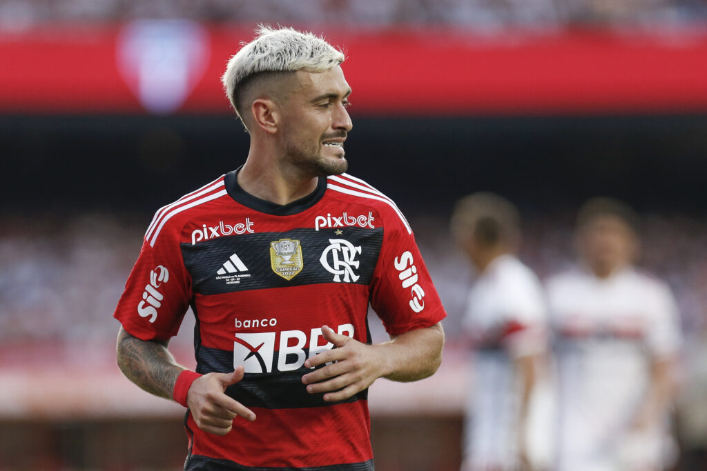 Flamengo enfrenta o Sâo Paulo com chance remota de título e briga por vaga direta na Libertadores