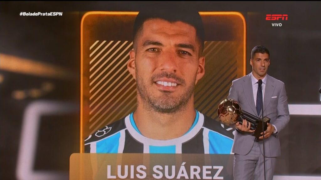 Suárez recebe a Bola de Ouro da ESPN, como o craque do Brasileirão; uruguaio apontou Fabrício Bruno como o melhor jogador que enfrentou