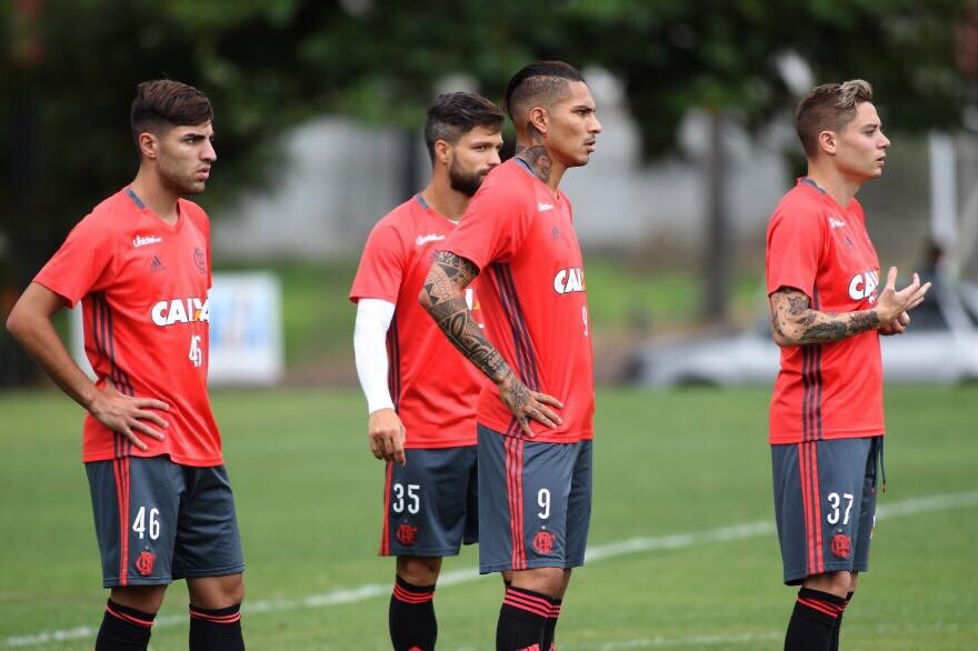 Thiago Ennes treina nos profissionais do Flamengo ao lado de Diego, Guerrero e Adryan, em 2016