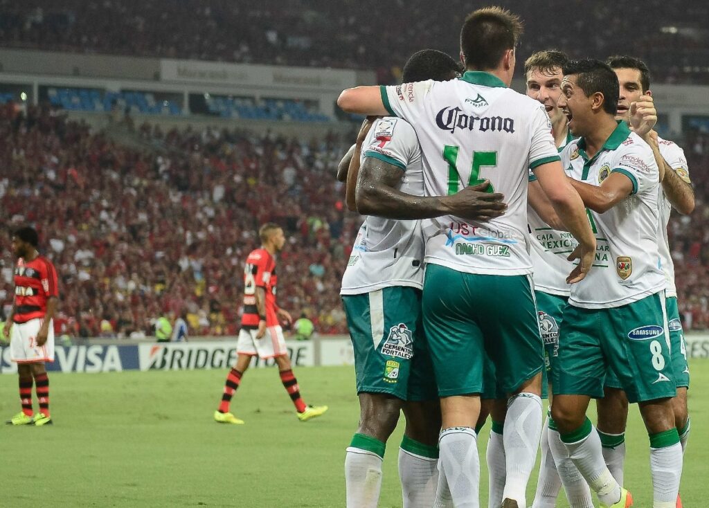 Time do León, do México, comemorando gol contra o Flamengo, no Maracanã, pela Libertadores 2014