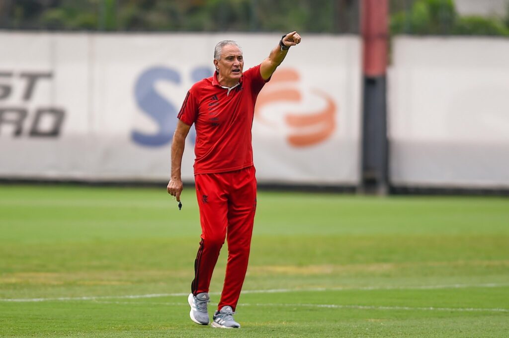 Tite em treino do Flamengo; treinador analisou elenco rubro-negro junto da diretoria e opinou sobre necessidade de reforços
