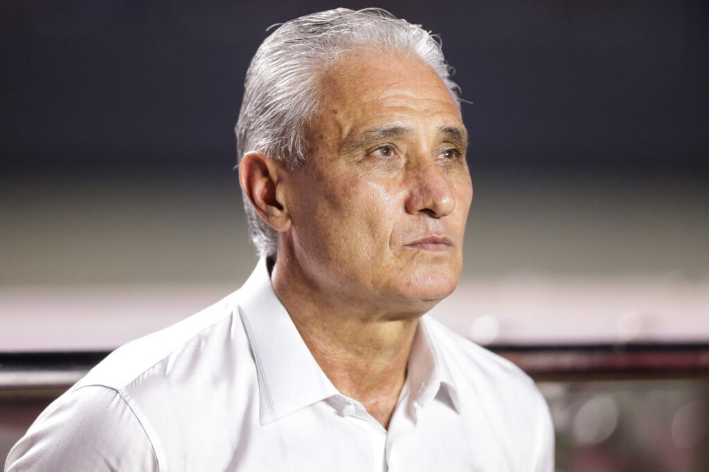 Tite na beira do campo em jogo do Flamengo; treinador comentou vitória sobre o Sampaio Corrêa