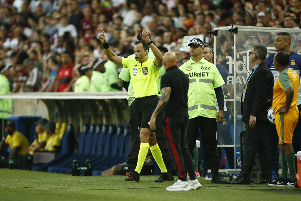 Árbitro sinaliza decisão após análise do VAR em jogo do Flamengo no Brasileirão