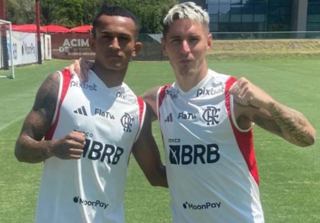 Wesley e Varela em treino do Flamengo; clube não pretende ir ao mercado em busca de um novo lateral para 2024