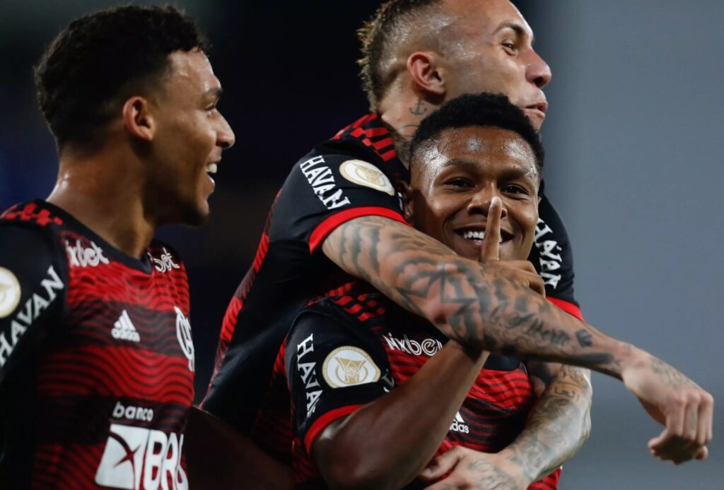Matheus França faz gesto de silêncio e é abraçado por Cebolinha ao comemorar gol pelo Flamengo contra o Cuiabá