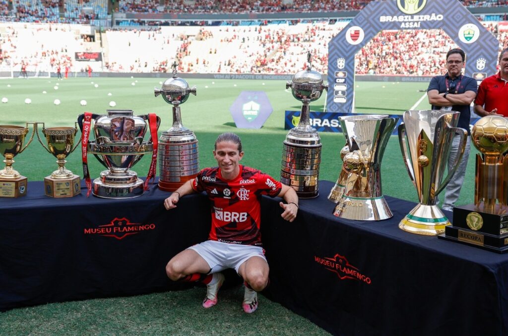 Filipe Luís posa com taças conquistadas pelo Flamengo