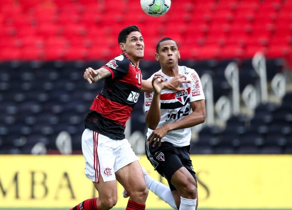 Pedro disputa bola em Flamengo x São Paulo