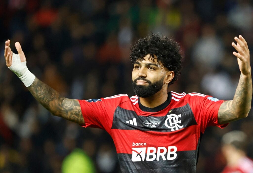 Gabigol de braços abertos durante jogo do Flamengo