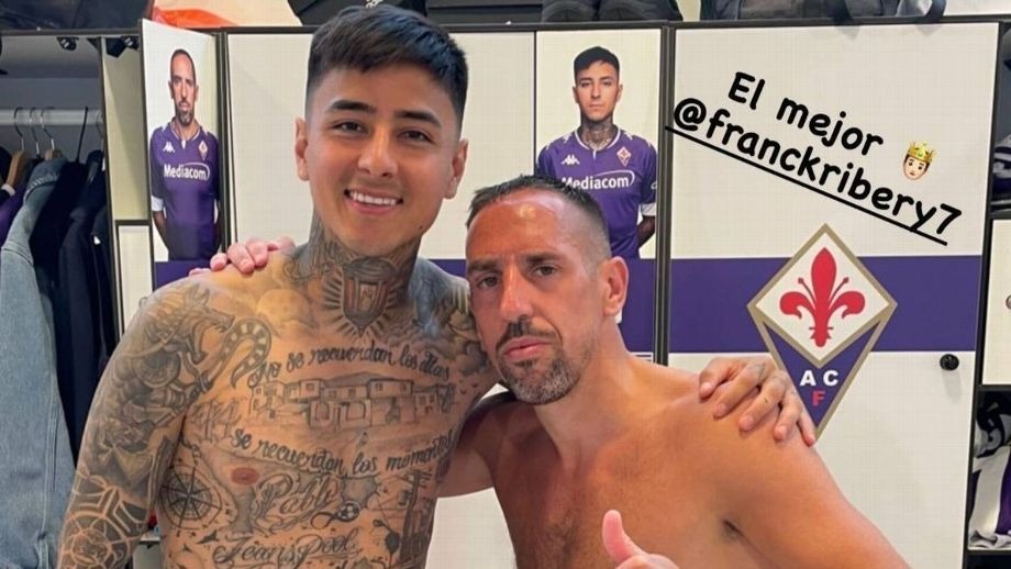 Erick Pulgar sorri ao lado de Ribéry na Fiorentina