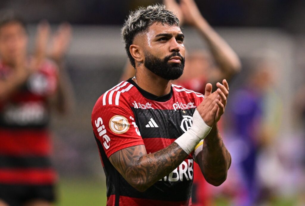 Gabigol bate palmas após fim de jogo do Flamengo
