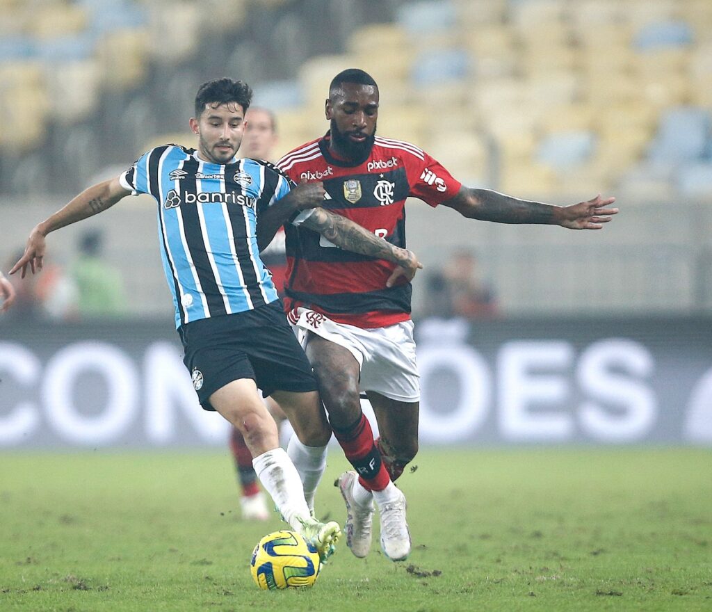 Villasanti, do Grêmio, briga pela bola com Gerson, do Flamengo, durante jogo de volta da semifinal entre Flamengo e Grêmio, pela Copa do Brasil 2023