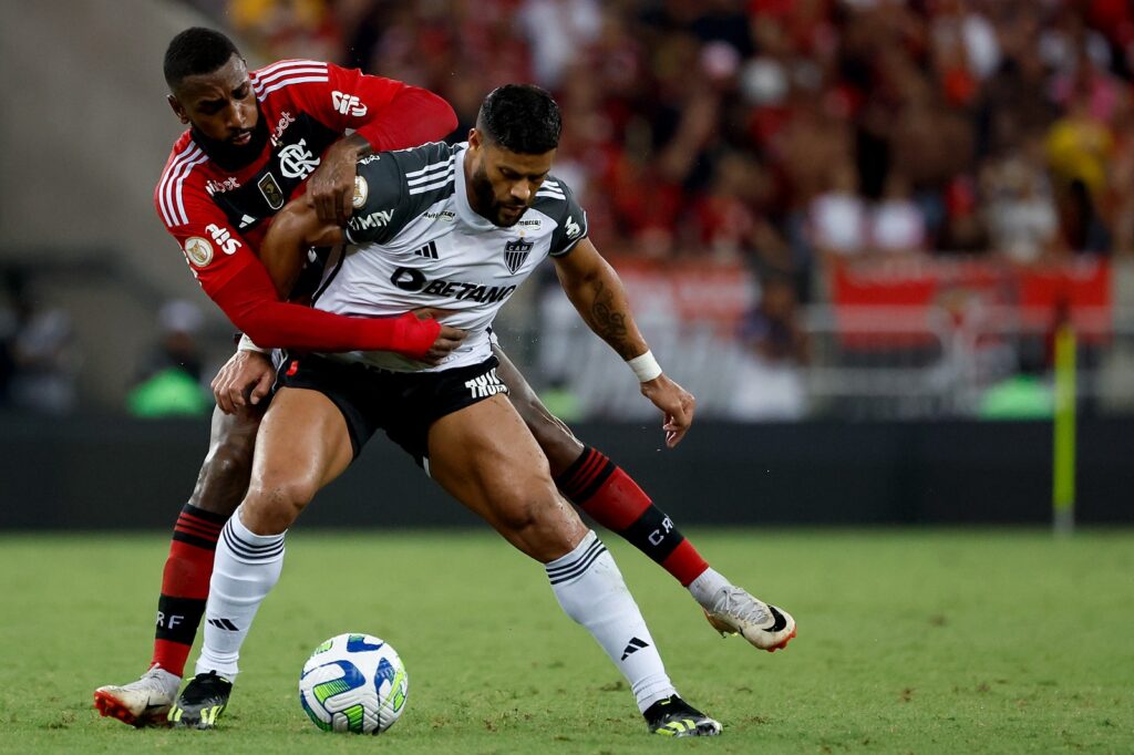 Hulk do Atlético Mineiro briga pela bola com Gerson do Flamengo durante partida entre Flamengo e Atlético Mineiro no Brasileirão 2023