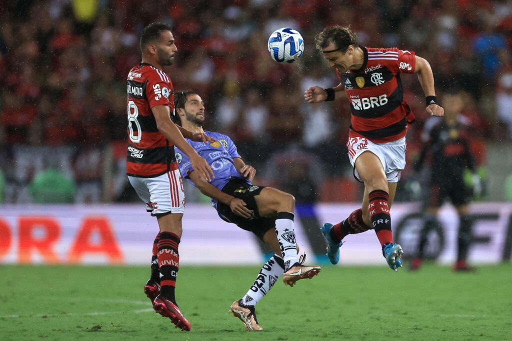Lautaro Díaz (C) do Independiente del Valle disputa a bola com Thiago Maia (L) e David Luiz (R) do Flamengo durante o jogo de volta da CONMEBOL Recopa Sul-Americana 2023