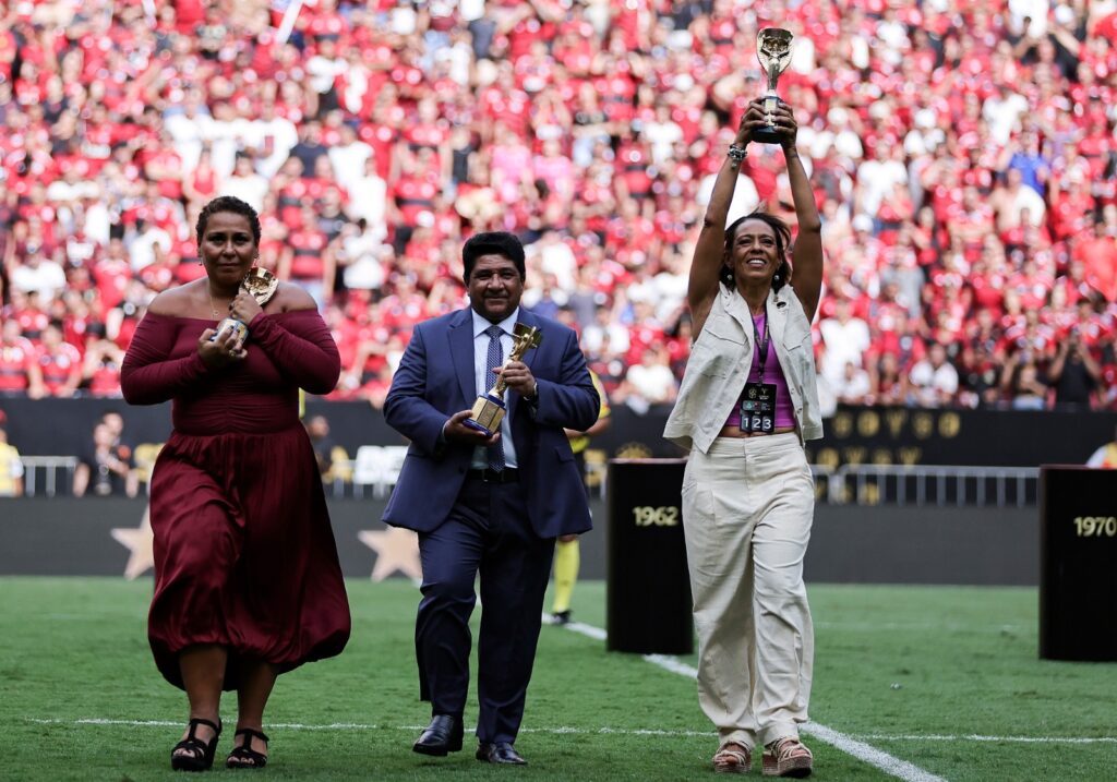 Filhas de Pelé e Ednaldo Rodrigues, presidente da CBF prestam homenagem ao ex-jogador brasileiro Pelé durante partida final entre Palmeiras e Flamengo pela Supercopa do Brasil 2023