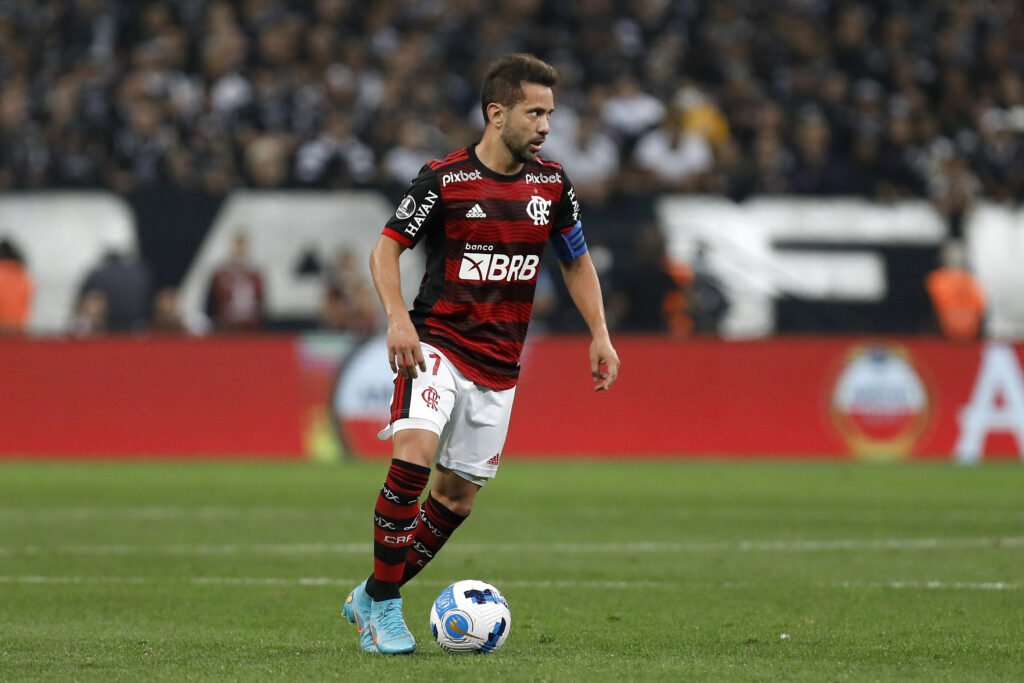 Cruzeiro se junta a Corinthians, Inter, Grêmio e outros na disputa por Everton Ribeiro, do Flamengo
