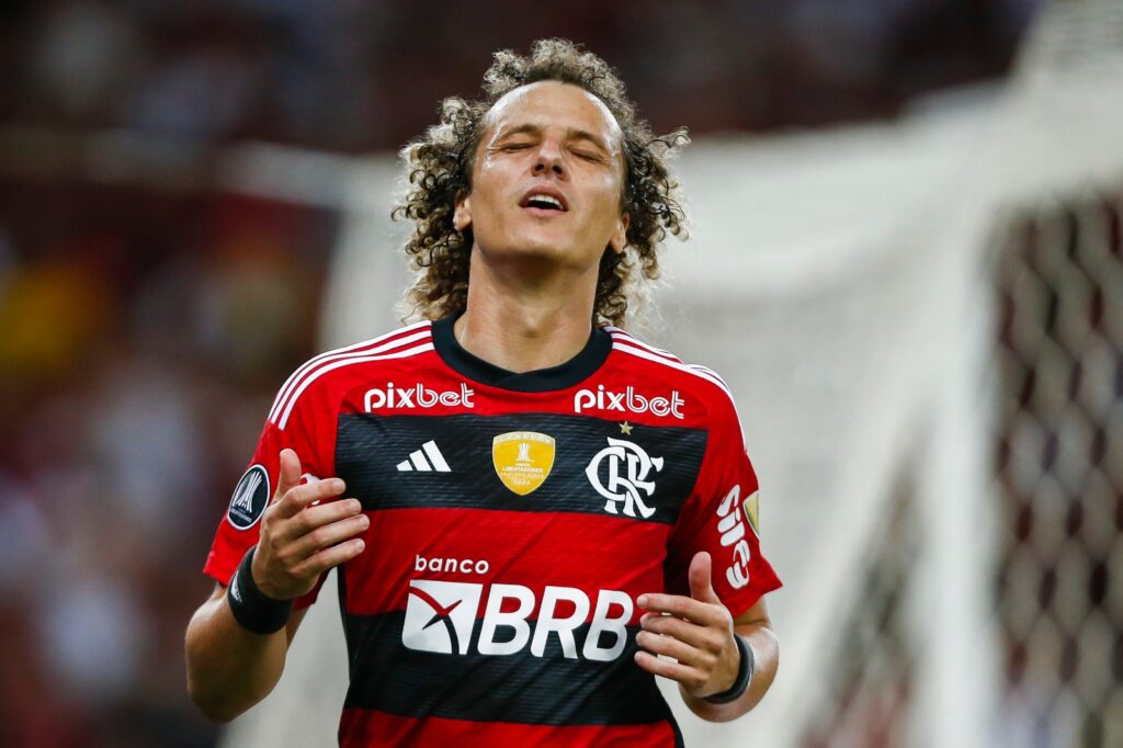 David Luiz em campo pelo Flamengo; PVC indica que zagueiro deve deixar o Flamengo em 2024