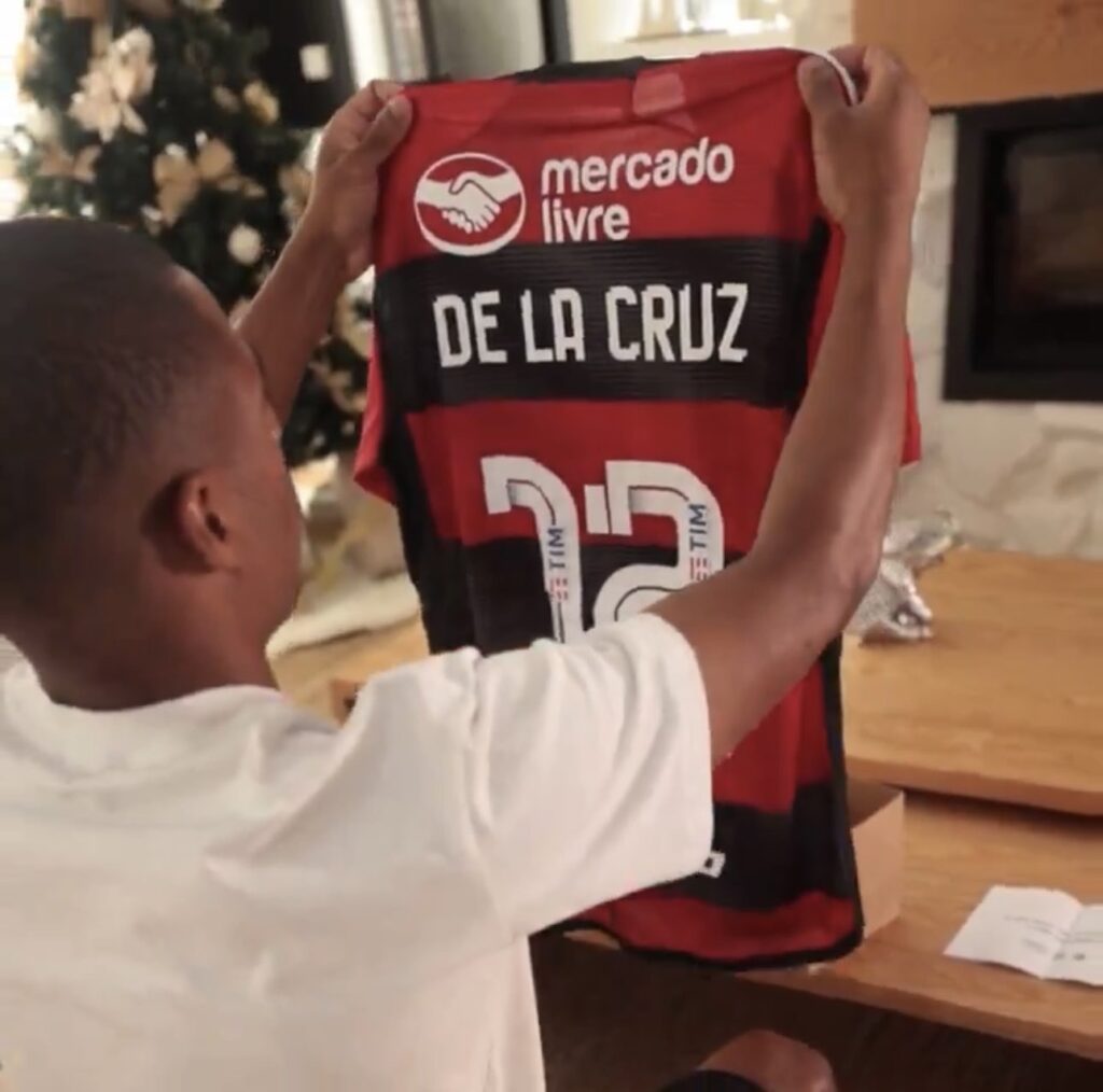 De La Cruz com a camisa do Flamengo no anúncio da contratação