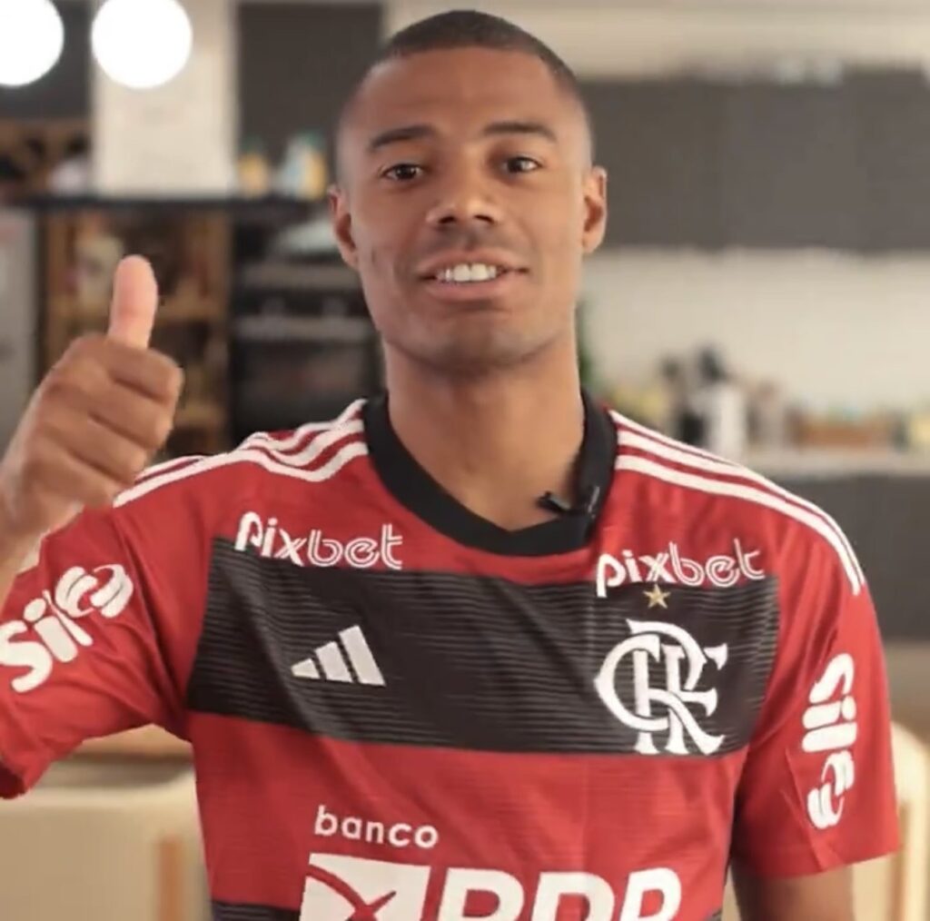 De La Cruz no anúncio oficial do Flamengo com o Manto Sagrado